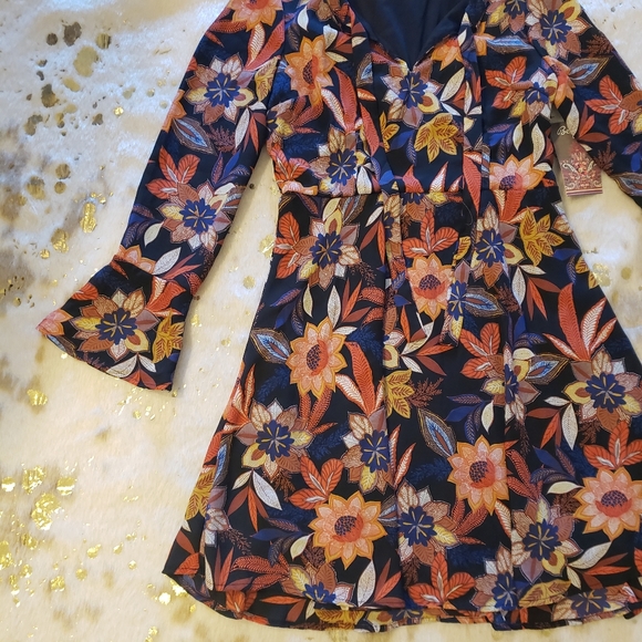 Beige by eci Dresses & Skirts - NWT Beige by eci 4 Navy Printed Floral Dress